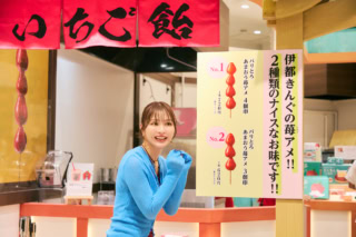 念願のいちご飴にテンションアップ！