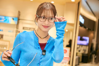 絶妙なブラウンフレームがお気に入り。大人美容メガネ 小顔印象フレーム ¥14,900