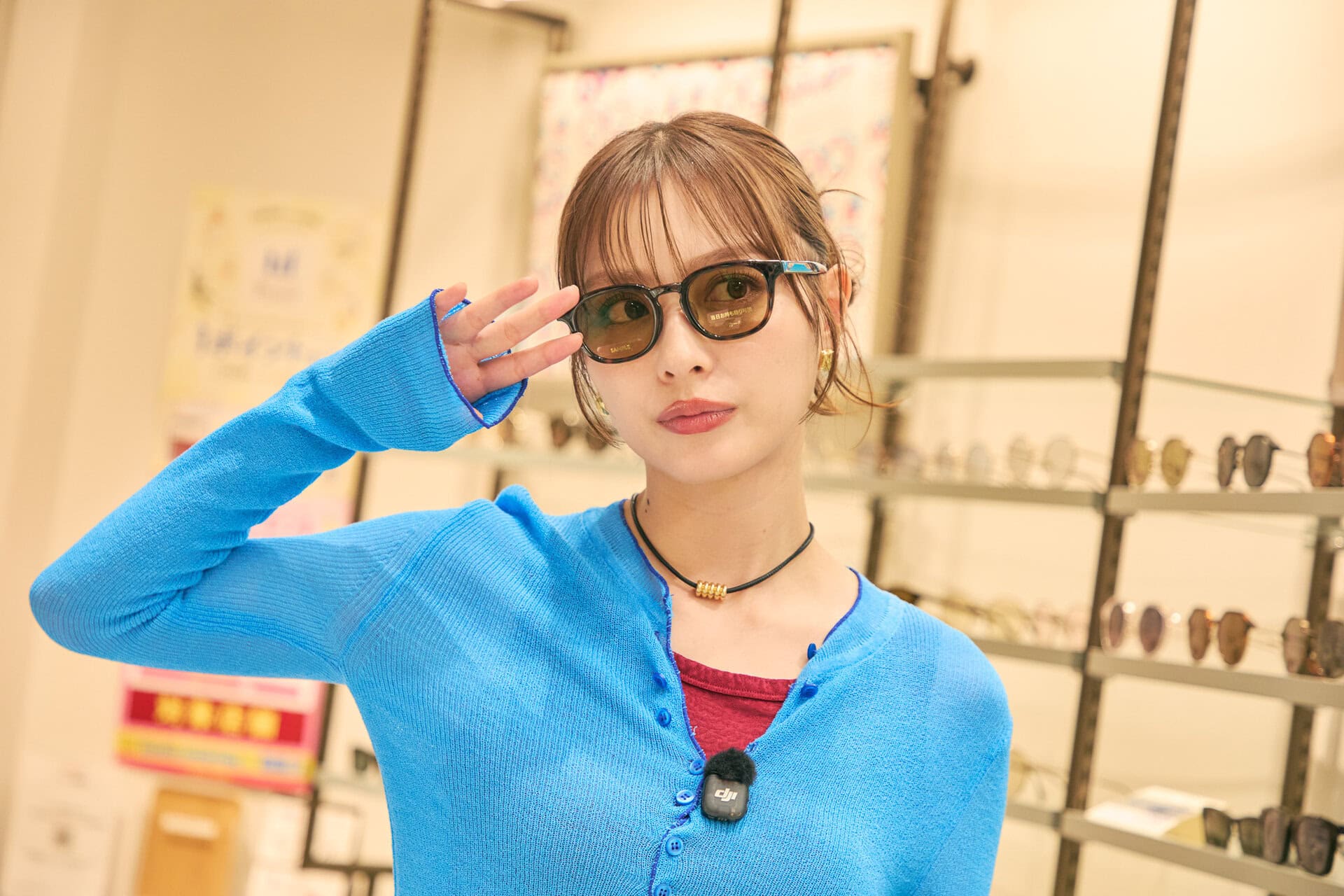 ぷっくりと厚みのあるフレームにカーキのレンズの組み合わせ。フレーム JINS TODAY BOLD ￥10,900、レンズ カーキ￥3,300