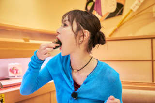 もちろん、豪快に一口で。「魚が美味しい地域は回転ずしが最高！」