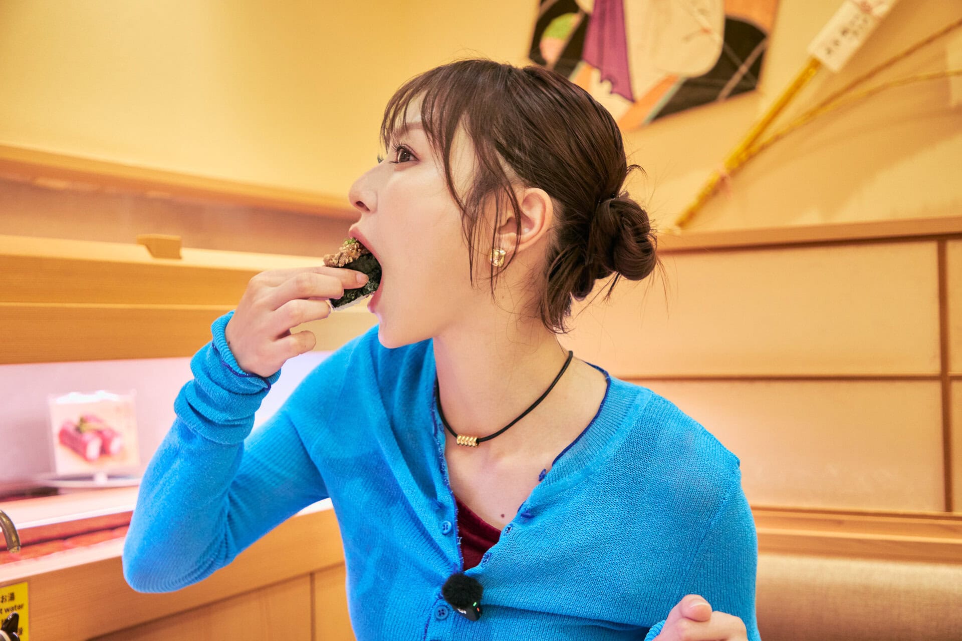 もちろん、豪快に一口で。「魚が美味しい地域は回転ずしが最高！」