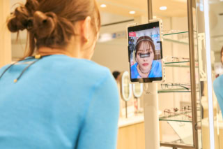 店頭に設置されたiPadでは顔の形や骨格に合わせたメガネの似合い度を判定してくれます。