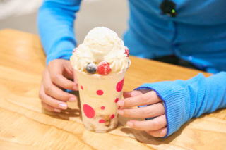 フルーツ、ヨーグルト、ソフトクリーム、ホワイトチョコレートをあえたクランチなどが贅沢に。フルッティーニ ヨーグルト ￥1,500