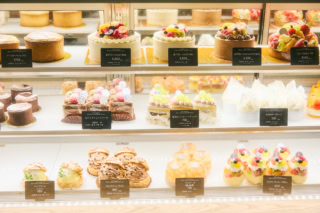 ショーウィンドウには、特別な日に味わいたいケーキもずらり。