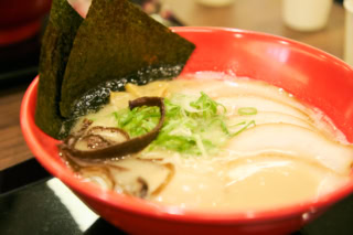 国産の豚骨を使用し、丸三日間かけて作り上げる雑味のないとんこつスープ。濃厚だけどクリアな味わいで、つい飲み干してしまいそう。特製ラーメン￥1,300