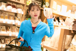 「このえびせんべい美味しそうじゃない？」と、所狭しと並ぶおやつや調味料に興味深々。