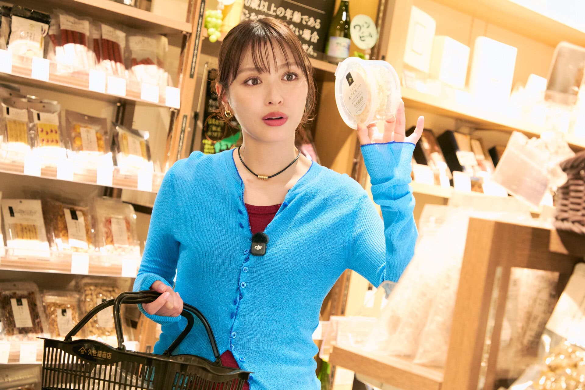 「このえびせんべい美味しそうじゃない？」と、所狭しと並ぶおやつや調味料に興味深々。