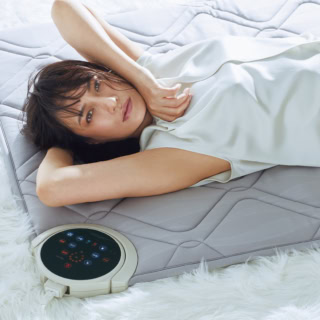 「布団があったかいって、単純に幸せ♡」佐田真由美が2年半、ガチ愛用中のスリープテック【ヘルシオン】とは？
