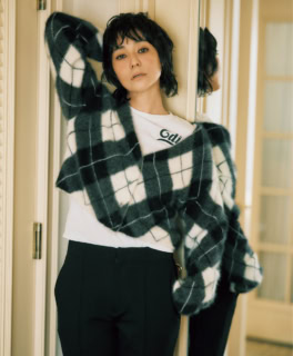 フォックスファーにカシミアをブレンドした軽やかで温かい1枚。「インに着たTシャツはボトムにインして」と加藤さん。ニットカーディガン¥49,500（デ・プレ）、Tシャツ¥14,300（サードマガジン×ケイ シラハタ／サードマガジン）、パンツ¥57,200（アンスクリア／アマン）