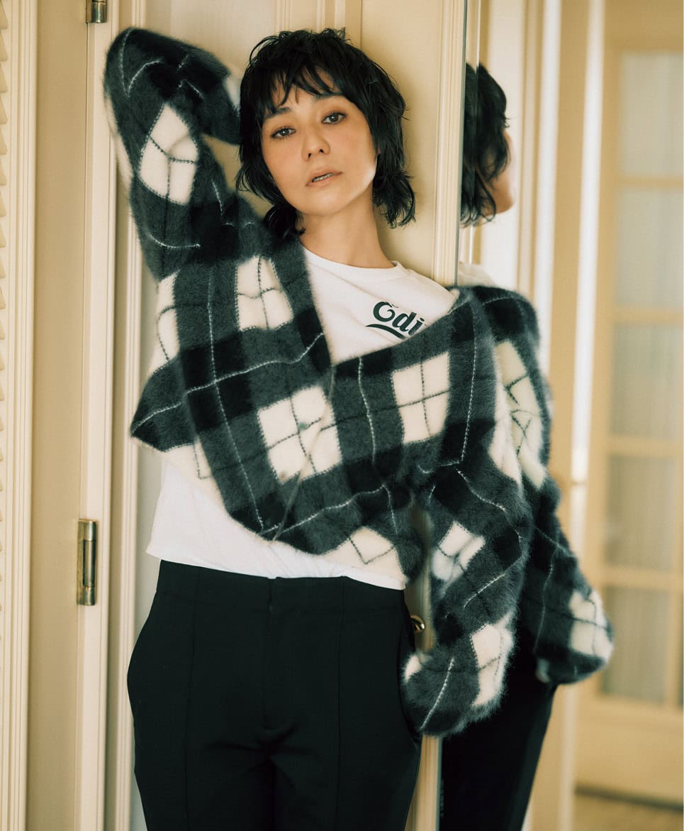 フォックスファーにカシミアをブレンドした軽やかで温かい1枚。「インに着たTシャツはボトムにインして」と加藤さん。ニットカーディガン¥49,500（デ・プレ）、Tシャツ¥14,300（サードマガジン×ケイ シラハタ／サードマガジン）、パンツ¥57,200（アンスクリア／アマン）