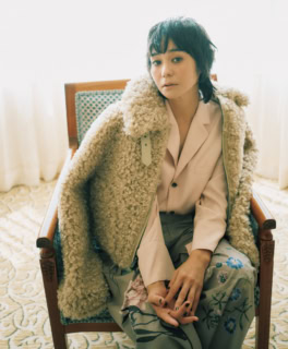 プードルライクなカーリーファーブルゾンを、透け感のあるセンシュアルなブラウスで女っぽく。ファーブルゾン¥20,900(マウジー/バロックジャパンリミテッド)、ブラウス¥30,800(プランクプロジェクト/プランクプロジェクト 青山店)、チノパン¥49,500(キャバン/キャバン 丸の内店)