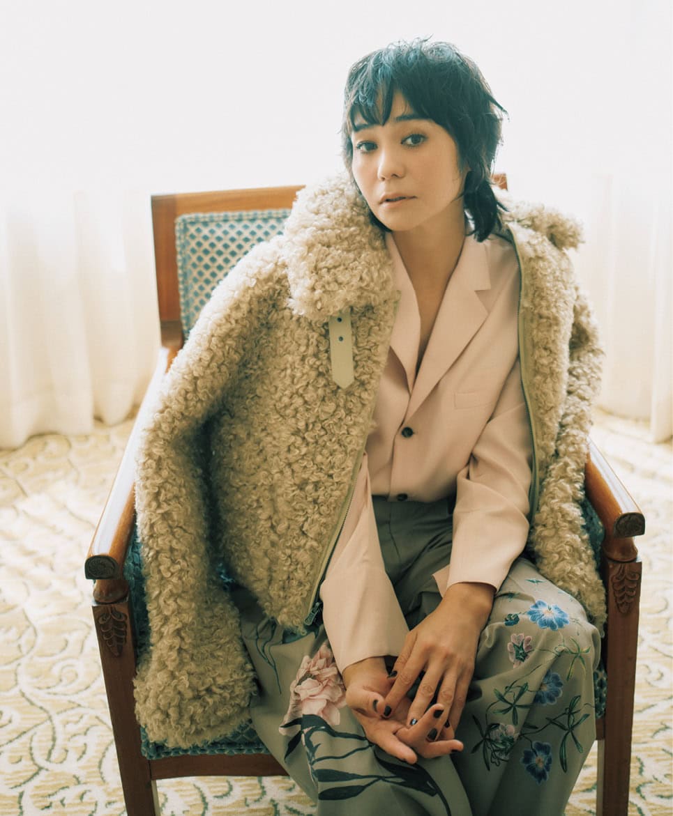 プードルライクなカーリーファーブルゾンを、透け感のあるセンシュアルなブラウスで女っぽく。ファーブルゾン¥20,900(マウジー/バロックジャパンリミテッド)、ブラウス¥30,800(プランクプロジェクト/プランクプロジェクト 青山店)、チノパン¥49,500(キャバン/キャバン 丸の内店)