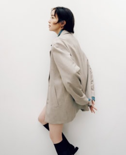 コーデのベースは白T×黒のミニスカ。Tシャツの上にシャツを重ねてウエストイン。ミニがすっぽり隠れるジャケットとの丈感バランスが何とも今っぽい。ジャケット¥60,500(UNSTATE)、ダンガリーシャツ¥19,800※メンズ(ラングラー/エドウイン・カスタマーサービス)、ソックス¥1,870(タビオ)、シューズ¥74,800(パラブーツ/パラブーツ青山店)