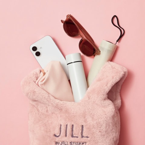 ピンク×グレージュの絶妙な色。ジルバイのフェイクファーふわもこバッグ&ポーチが悶絶級の可愛さ!【sweet12月号付録】